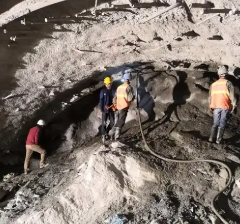 黔东南拱顶带模注浆料的施工流程及注意事项